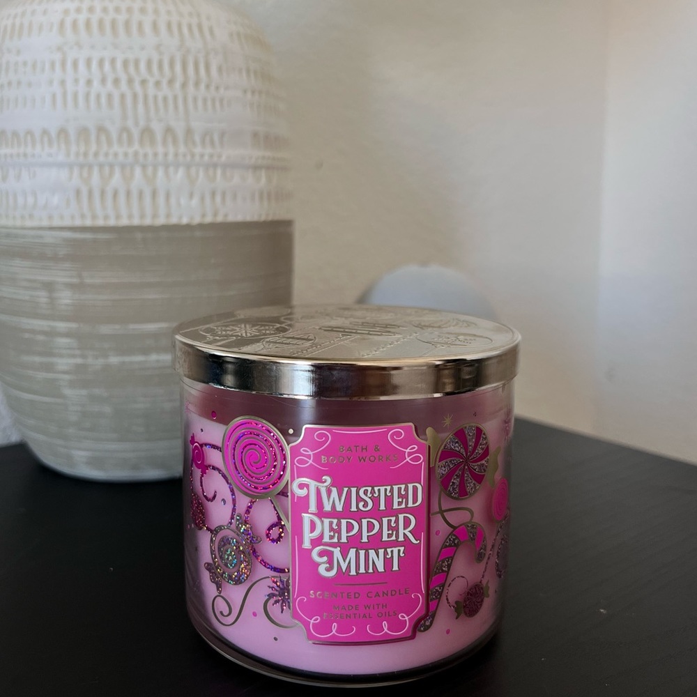 Bath & Body Works Candle - Twisted Peppermint , NEW